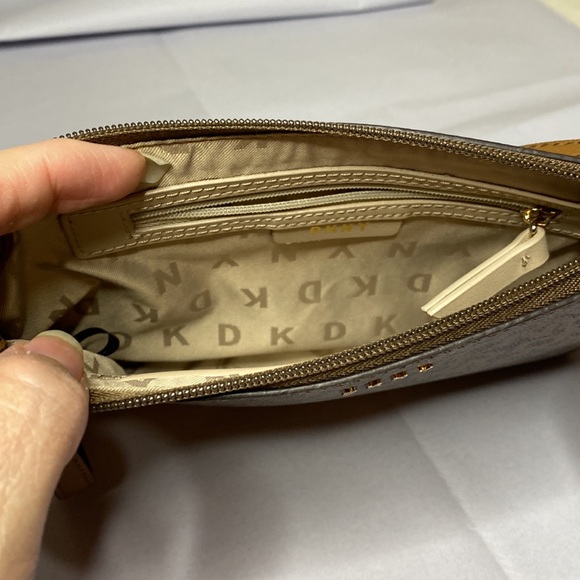 DKNY crossbody - Picture 7 of 8